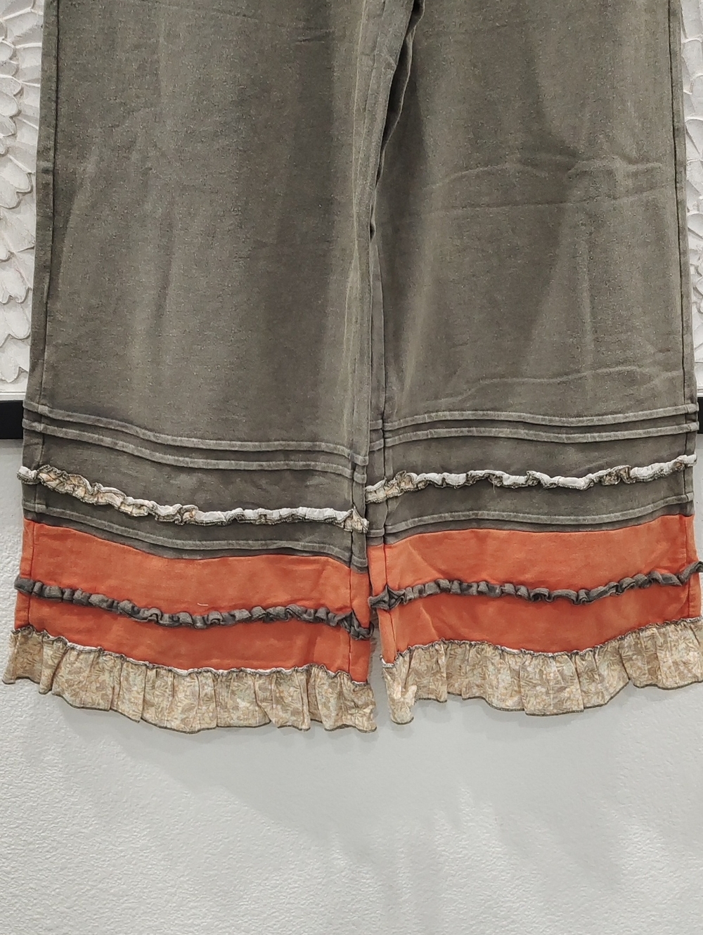 easel Ash Wide-Leg Sweatpants Ruffle & Top with Rust & Cream Accents - Picture 6 of 9